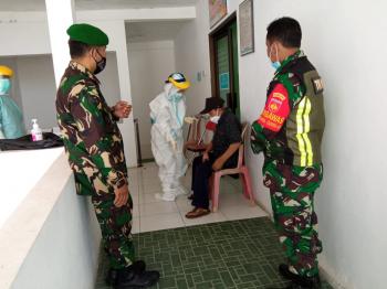 Anggota Koramil 02/Watumalang Melaksanakan Pengamanan Swab Di Puskesmas.